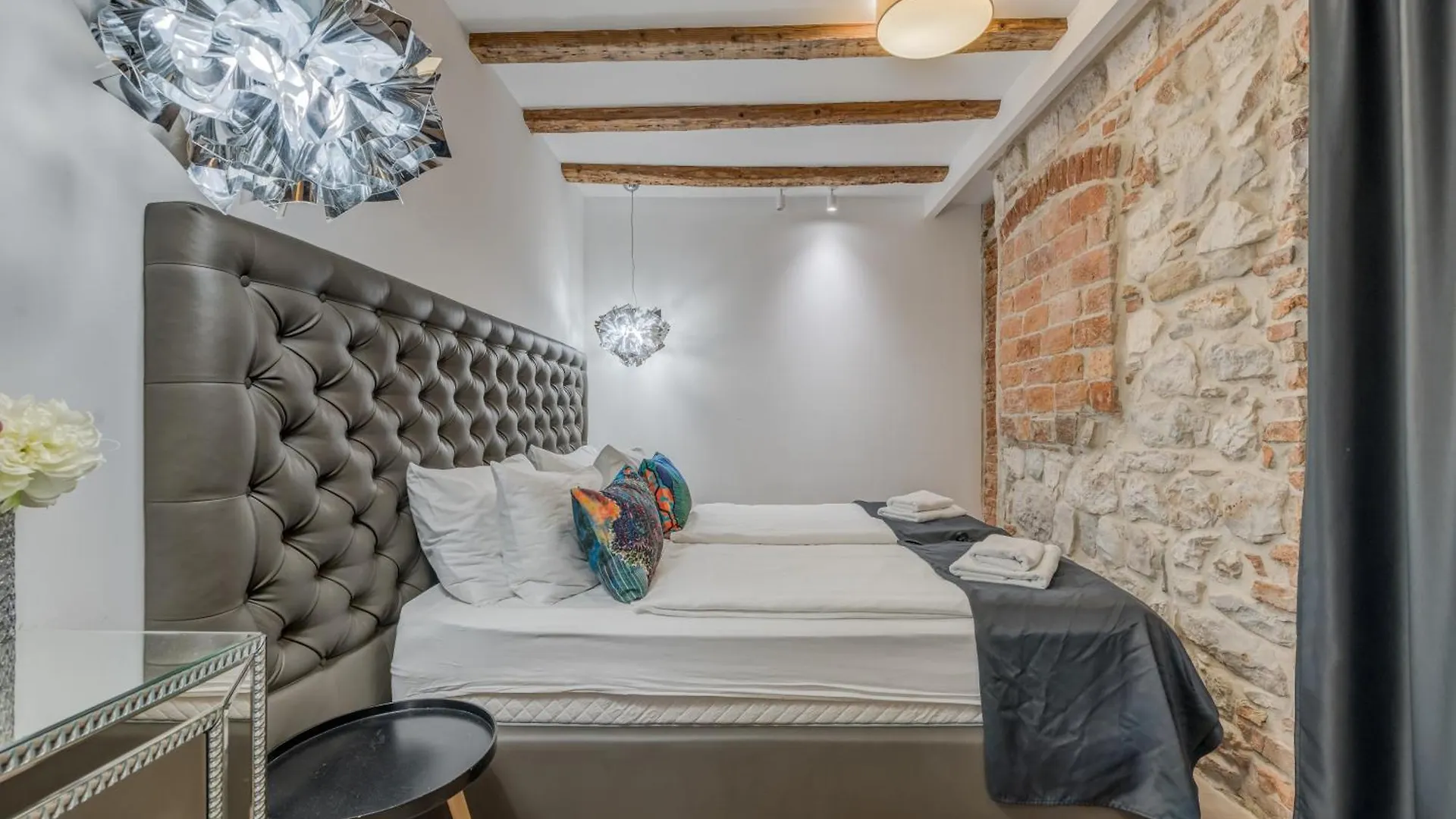 The Code Luxury Rooms 스플리트 4*,
